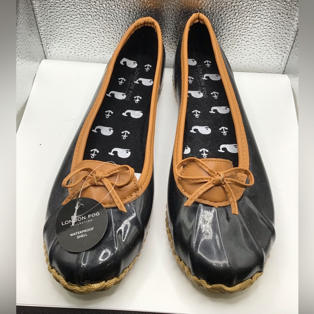 Gently used London Fog Navy Blue Duck Shoes in Size 9M